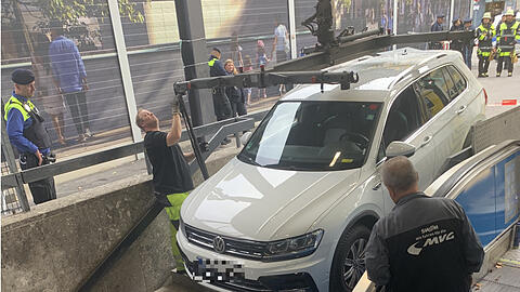 Der VW Tiguan endete auf den Treppen am Marienplatz