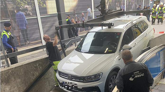 Der VW Tiguan endete auf den Treppen am Marienplatz