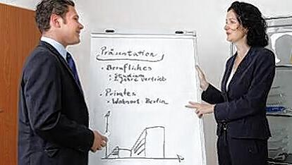 Rollenspiele sind eine typische Übung im Assessment-Center: Hier muss sich der Bewerber bei einer Kundenpräsentation bewähren. Rollenspiele sind eine typische Übung im Assessment-Center: Hier muss sich der Bewerber bei einer Kundenpräsentation bewähren.