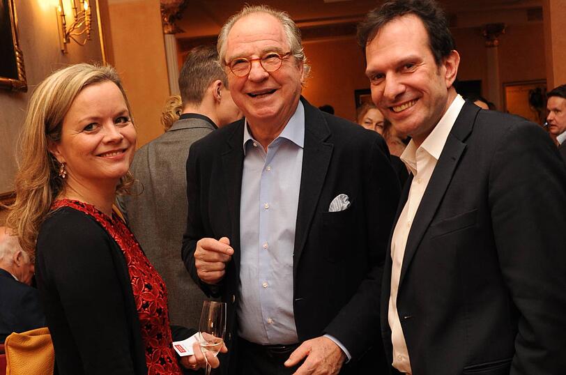 Friedrich von Thun (Mitte) mit AZ-Chefredakteur Arno Makowsky und dessen Ehefrau Ulrike.