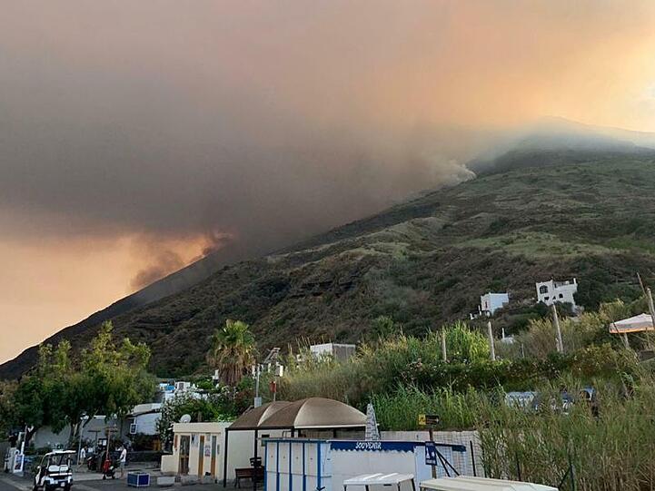 Rauch über Lipari: Der Stromboli gehört zu den aktivsten Vulkanen in Italien und bildet eine kleine Insel vor Sizilien.