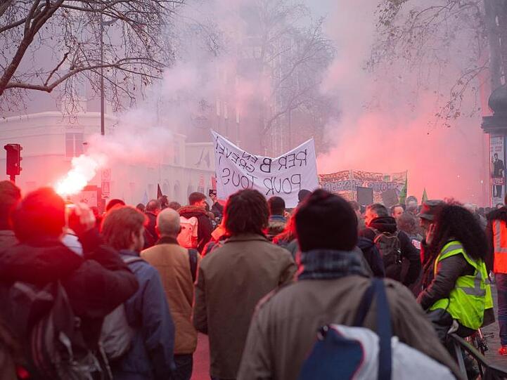 Nach wie vor gehen in Frankreich Demonstranten gegen die Rentenreform auf die Straße.