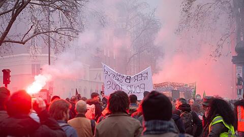 Nach wie vor gehen in Frankreich Demonstranten gegen die Rentenreform auf die Straße.