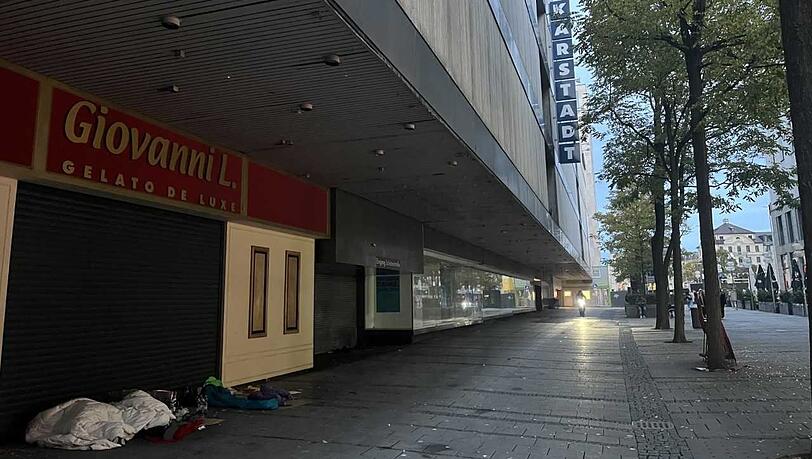 Trostloser Anblick vor dem alten Karstadt-Haus an der Schützenstraße.