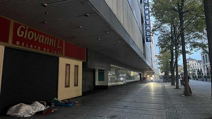Trostloser Anblick vor dem alten Karstadt-Haus an der Schützenstraße.