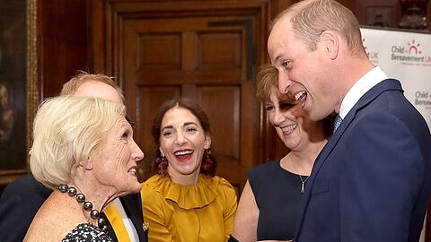 Mary Berry (l.) und Prinz William sind sich schon häufig begegnet - wie hier 2019 bei einem Benefiz-Dinner im Kensington-Palast.