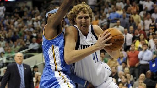 Räumte im vierten Playoff-Spiel die Gegner resolut aus dem Weg. Trotz einiger Handgreiflichkeiten, die unter die Gürtellinie gingen: Mavericks-Star Dirk Nowitzki. Räumte im vierten Playoff-Spiel die Gegner resolut aus dem Weg. Trotz einiger Handgreiflichkeiten, die unter die Gürtellinie gingen: Mavericks-Star Dirk Nowitzki.