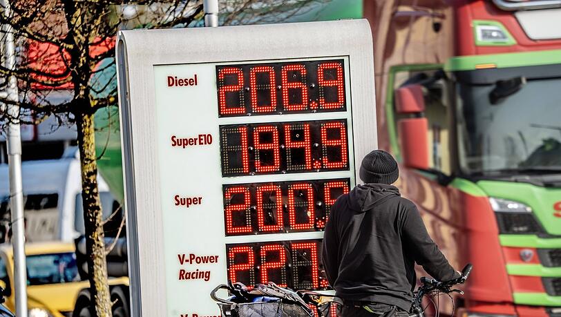 Preisschock an der Tankstelle: Literpreise &uuml;ber zwei Euro &ndash; wie hier in Obermenzing.