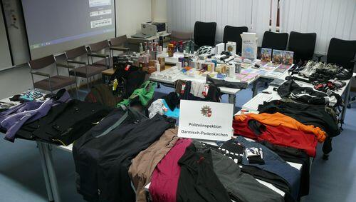 Fette Beute: Die Polizei stellte jede Menge Sportklamotten sowie Parfüm und Kosmetikartikel bei dem Diebespaar sicher. Fette Beute: Die Polizei stellte jede Menge Sportklamotten sowie Parfüm und Kosmetikartikel bei dem Diebespaar sicher.