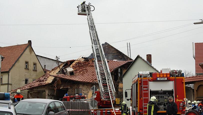 Eine gewaltige Explosion ließ das Sportvereinsheim mitten in Maibach in die Luft fliegen. Lange musste die Feuerwehr noch Glutnester löschen. Eine gewaltige Explosion ließ das Sportvereinsheim mitten in Maibach in die Luft fliegen. Lange musste die Feuerwehr noch Glutnester löschen.
