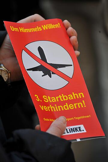 AufgeMUCkt: Demo gegen die dritte Startbahn des Münchner Flughafens auf dem Marienplatz.