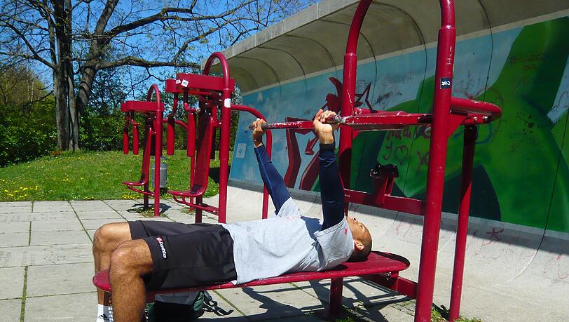 Martin John am Trimm-Dich-Platz in Milbertshofen: "Fitnessbuden liegen mir nicht so." Martin John am Trimm-Dich-Platz in Milbertshofen: "Fitnessbuden liegen mir nicht so."