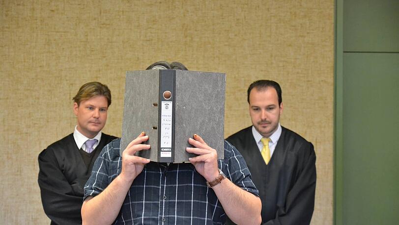 Ibil B. (38) versteckt sein Gesicht hinter einem Aktenordner. Hinter ihm die Anwälte Nicolas Frühsorger (r.) und Michael Weiss.Er muss sechs Jahre und drei Monate in Haft. Ibil B. (38) versteckt sein Gesicht hinter einem Aktenordner. Hinter ihm die Anwälte Nicolas Frühsorger (r.) und Michael Weiss.Er muss sechs Jahre und drei Monate in Haft.