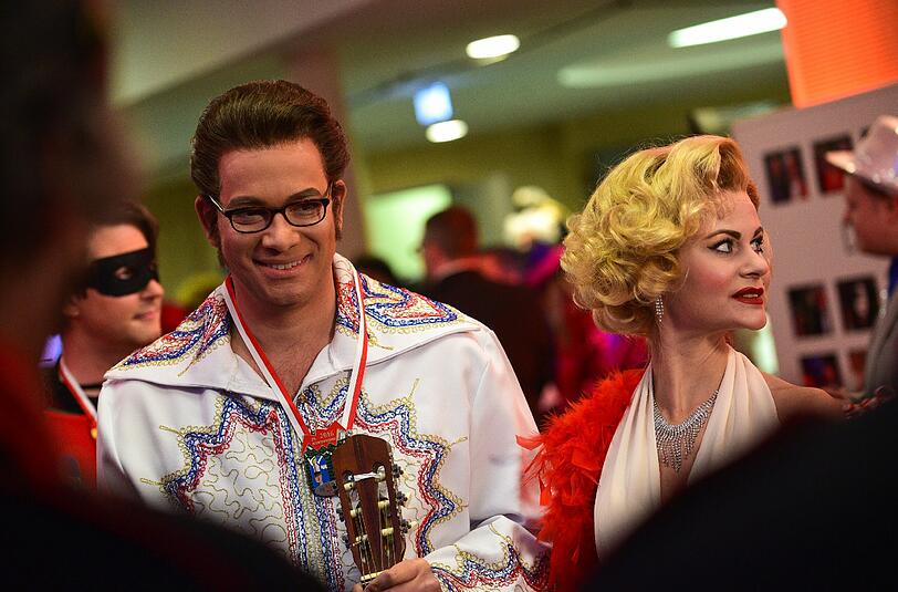 Der Landesvorsitzender der Bayern-SPD, Florian Pronold (r), war zur diesjährigen Fastnacht in Franken in Veitshöchheim als Elvis verkleidet. Seine Begleitung kam als Marylin Monroe.