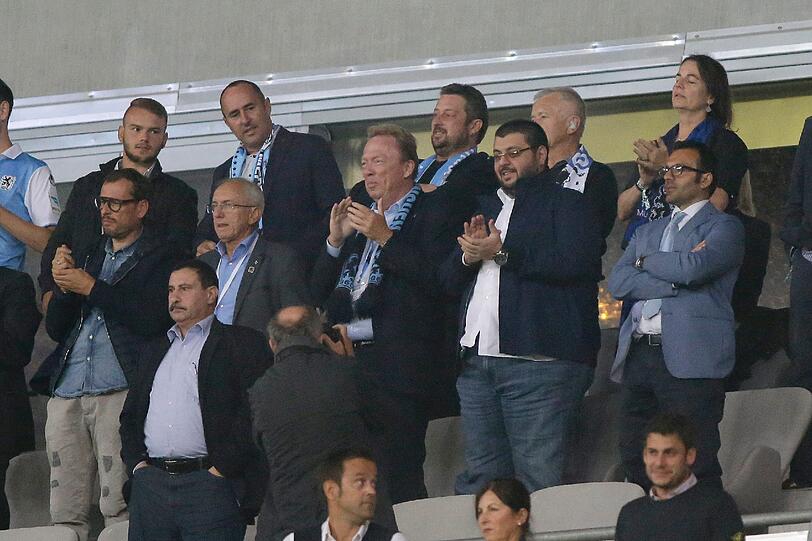 Kam wegen eines Unwetters verspätet aus London zum Spiel der Löwen gegen Union Berlin, sah eine 1:2-Niederlage und schüttelte hinterher die Hände von Trainer Kosta Runjaic, seiner Mannschaft und einiger Löwen-Legenden: 1860-Investor Hasan Ismaik.