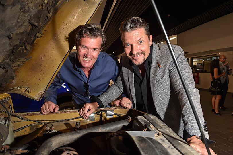 DJ John Munich und Hardy Krüger jr. werfen mal einen Blick unter die Motorhaube
