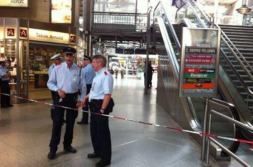 Einsatz am Münchner Hauptbahnhof: Beamte der Bundespolizei und Mitarbeiter des Bahn-Sicherheitsdienstes stehen vor einem Absperrband.