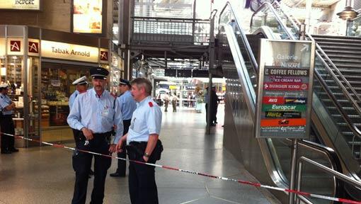Einsatz am Münchner Hauptbahnhof: Beamte der Bundespolizei und Mitarbeiter des Bahn-Sicherheitsdienstes stehen vor einem Absperrband. Einsatz am Münchner Hauptbahnhof: Beamte der Bundespolizei und Mitarbeiter des Bahn-Sicherheitsdienstes stehen vor einem Absperrband.