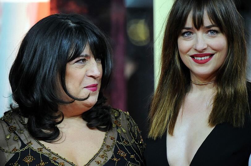 Bestsellerautorin E.L. James (l) und Schauspielerin Dakota Johnson