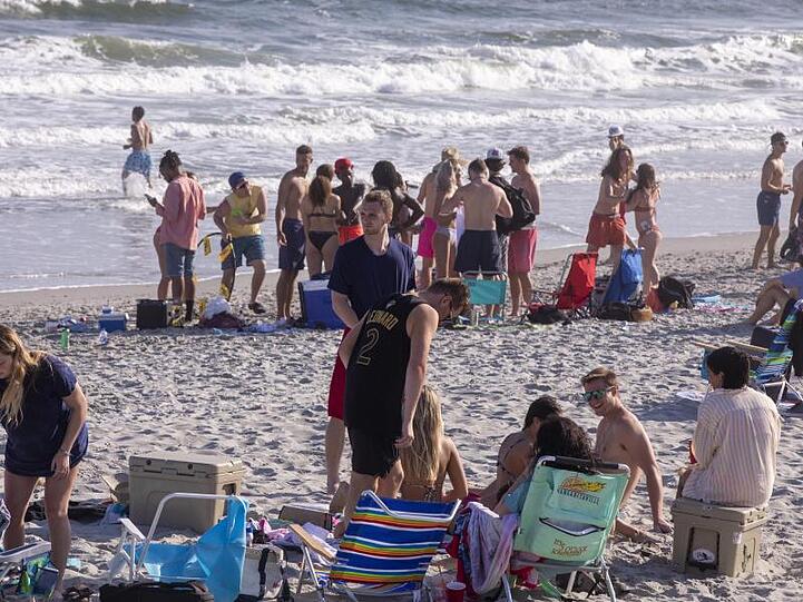 Ungeachtet der Ansteckungsgefahr durch das neuartige Coronavirus vergnügen sich Dutzende Studenten an einem Strand an der US-Ostküste.