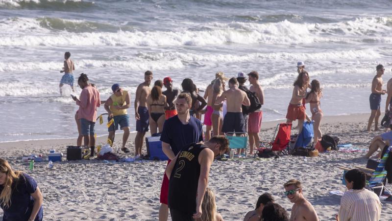 Ungeachtet der Ansteckungsgefahr durch das neuartige Coronavirus vergnügen sich Dutzende Studenten an einem Strand an der US-Ostküste. Ungeachtet der Ansteckungsgefahr durch das neuartige Coronavirus vergnügen sich Dutzende Studenten an einem Strand an der US-Ostküste.