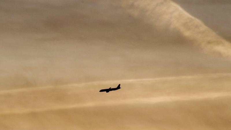 Ein Flugzeug setzt beim Sonnenaufgang zum Landeanflug an. Foto: Julian Stratenschulte/dpa/Archivbild Ein Flugzeug setzt beim Sonnenaufgang zum Landeanflug an. Foto: Julian Stratenschulte/dpa/Archivbild