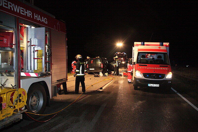 Bei dem Frontalzusammenstoß auf der B12 bei Haag in der Nacht zum Dienstag erlitten die beiden Fahrer schwere Verletzungen. Die Ursache des Unfalls ist bisher ungeklärt.
