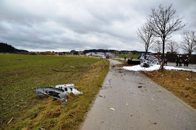 Horror-Unfall am Tag von Heiligabend: Ein Auto ist auf der B12 gegen einen Baum geschleudert. Der Insasse verbrannte im Wrack.