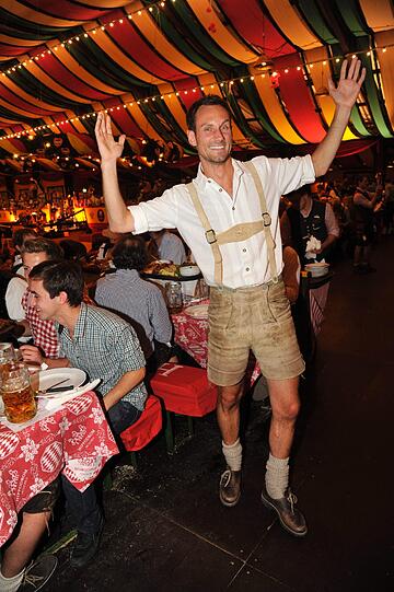 Partystimmung bei Fero Andersen: Der Fernseh-Moderator lässt's in Lederhoden krachen.