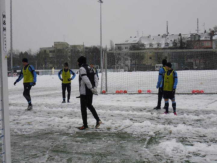 Hart , härter, Alexander Schmidt. Der Trainer des TSV 1860 schickte seine Jungs am Montagvormittag trotz klirrender Kälte, Schneeregen und schneebedeckten Trainingsplätzen raus zum Anschwitzen. Am Abend spielen die Löwen gegen den 1. FC Kaiserslautern. Die Bilder vom Matsch-Training
