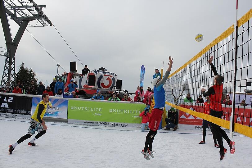 Die besten Bilder vom Turnier der "Snow Volleyball Tour 2013 powered by Amway" auf 1860 Metern Höhe in Wagrain/Österreich.