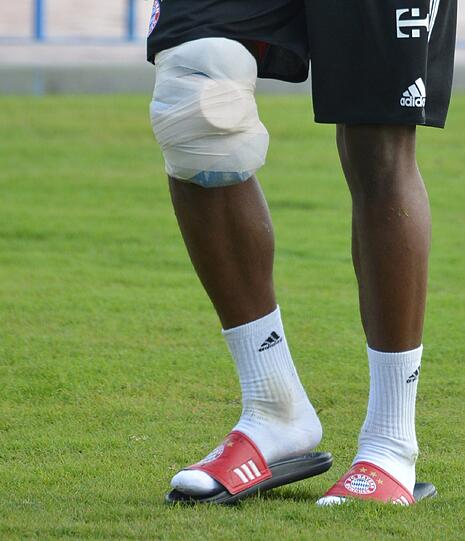 Mit schmerzverzerrtem Gesicht liegt der Österreicher am Boden: David Alaba hat sich im Trainingslager des FC Bayern am Knie verletzt. Die Bilder.