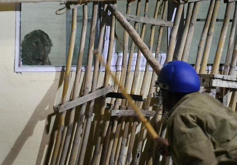 Indische Polizisten belauern den Leoparden.