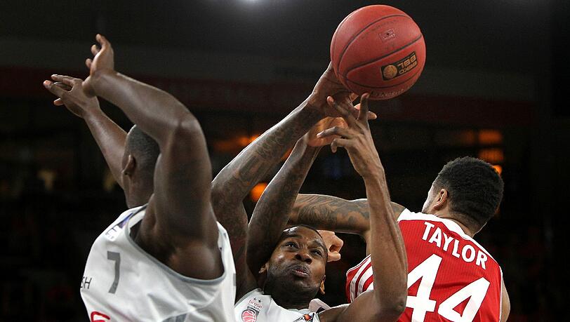 Bayerns Bryce Taylor im Kampf um den Ball - gegen Bambergs Rakim Sanders und D'or Fischer. Bayerns Bryce Taylor im Kampf um den Ball - gegen Bambergs Rakim Sanders und D'or Fischer.