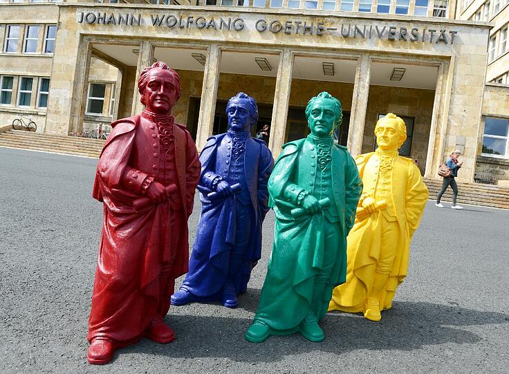 Bunte Goethe-Figuren des Künstlers Ottmar Hörl stehen am 27.05.2014 in Frankfurt am Main (Hessen) vor der Goethe-Universität. Hörl hat zum 100. Jubiläum der Hochschule eine Figur des großen deutschen Dichters in vier Farben geschaffen.