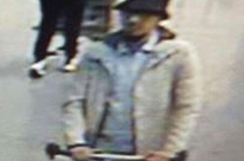 Die Polizei veröffentlichte ein Foto, das drei Männer zeigt, die am Flughafen Brüssel von einer Überwachungskamera erfasst worden sind. Die Staatsanwaltschaft geht davon aus, dass zwei von ihnen als Selbstmordattentäter gestorben sind. Den dritten Mann schrieb die Polizei zur Fahndung aus und veröffentlichte auf Twitter ein Foto von ihm.