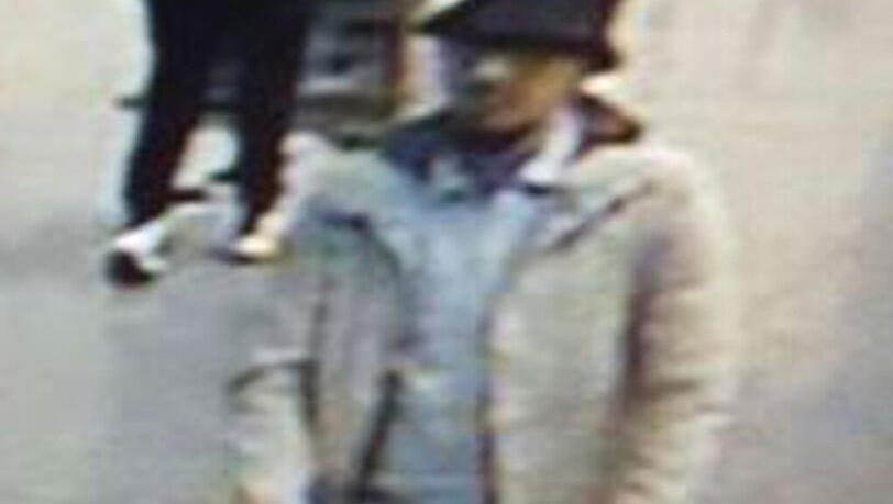 Die Polizei veröffentlichte ein Foto, das drei Männer zeigt, die am Flughafen Brüssel von einer Überwachungskamera erfasst worden sind. Die Staatsanwaltschaft geht davon aus, dass zwei von ihnen als Selbstmordattentäter gestorben sind. Den dritten Mann schrieb die Polizei zur Fahndung aus und veröffentlichte auf Twitter ein Foto von ihm. Die Polizei veröffentlichte ein Foto, das drei Männer zeigt, die am Flughafen Brüssel von einer Überwachungskamera erfasst worden sind. Die Staatsanwaltschaft geht davon aus, dass zwei von ihnen als Selbstmordattentäter gestorben sind. Den dritten Mann schrieb die Polizei zur Fahndung aus und veröffentlichte auf Twitter ein Foto von ihm.