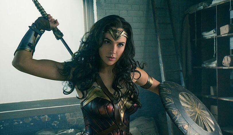 Ihren Job als UN-Botschafterin hat Wonder Woman (hier: Gal Gadot) schon wieder verloren. Dafür startet am 15. Juni 2017 ihr eigener Kinofilm.