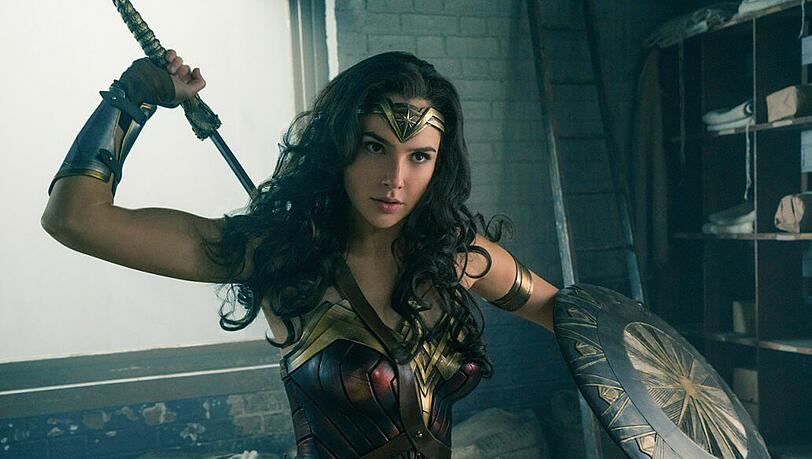 Ihren Job als UN-Botschafterin hat Wonder Woman (hier: Gal Gadot) schon wieder verloren. Dafür startet am 15. Juni 2017 ihr eigener Kinofilm.