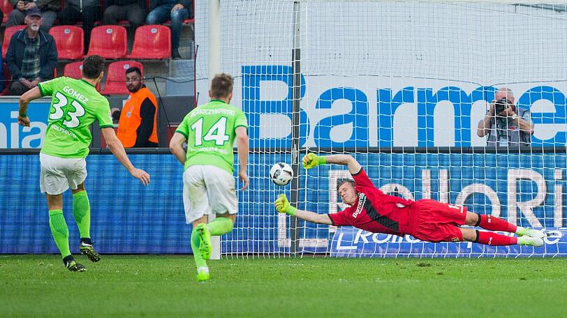 Mario Gomez trifft und trifft - und trifft! Hier beim  Strafstoß zum 3:2.