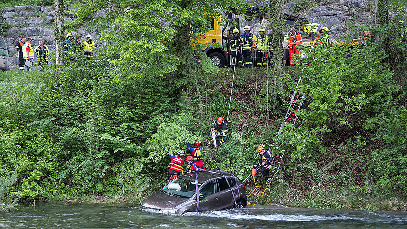 Geradeaus statt Rechtskurve: Dieser Fahrfehler endet im Fluss. Die Bilder.