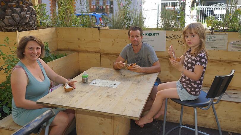Die Münchner Familie Thönges freut sich über Parklets zum Sitzen.