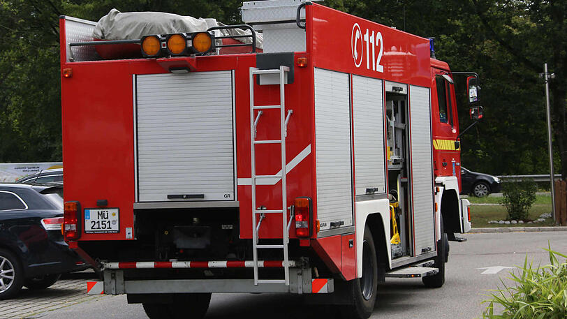 Die Feuerwehr musste die Scheibe des Autos einschlagen, um das Kind zu befreien. Die Bilder vom Einsatz in Waldkraiburg.