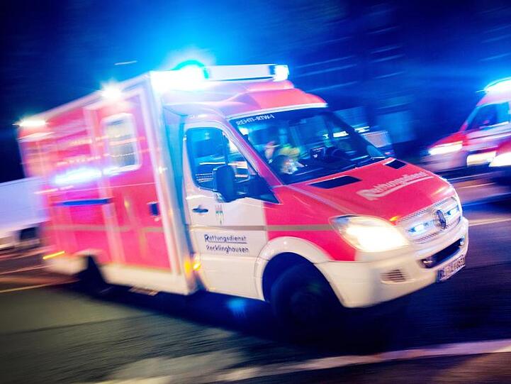 Ein Rettungswagen fährt mit Blaulicht durch eine Straße. Foto: Marcel Kusch/dpa/Archivbild