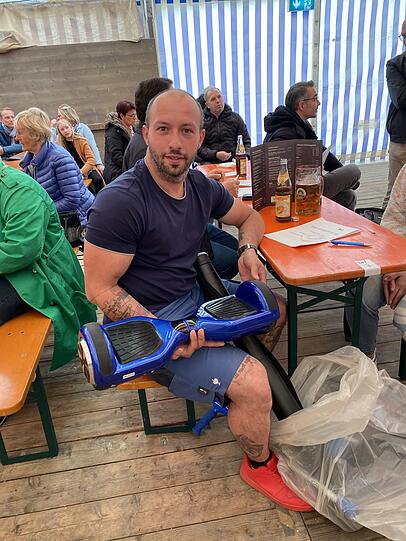Handwerker Jovan Polixa (34): "Ich bin heute zum ersten Mal bei der Versteigerung dabei und habe auch was ersteigert, ich wollte nämlich dieses Hoverboard für die Kinder haben. Vorher habe ich aber noch gefragt, ob das auch funktioniert. Die Veranstalter meinten, dass sie das Board getestet haben und es fährt. Ich habe hier auch noch Krücken und ein paar weitere Gegenstände - alles zusammen für 150 Euro."