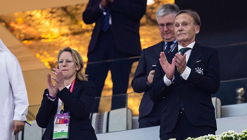 Donata Hopfen (l), Vorsitzende der DFL-Geschäftsführung, und Hans-Joachim Watzke (r) bei einem Spiel der deutschen Auswahl im Stadion.