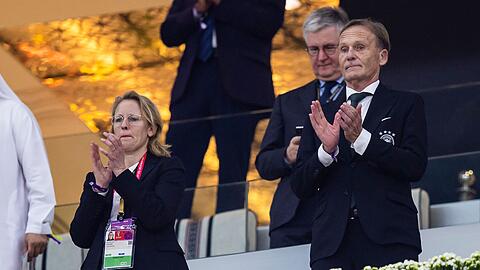 Donata Hopfen (l), Vorsitzende der DFL-Geschäftsführung, und Hans-Joachim Watzke (r) bei einem Spiel der deutschen Auswahl im Stadion.