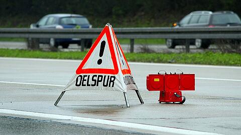 Die Ölwanne des Unfallwagens wurde so stark beschädigt, dass sich eine 200 Meter lange Ölspur bildete. (Symbolbild)