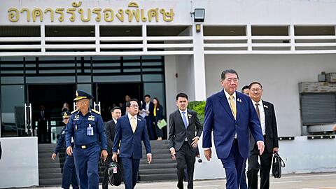Thailands Übergangsministerpräsident Phumtham Wechayachai flog am Morgen nach Malaysia ab.
