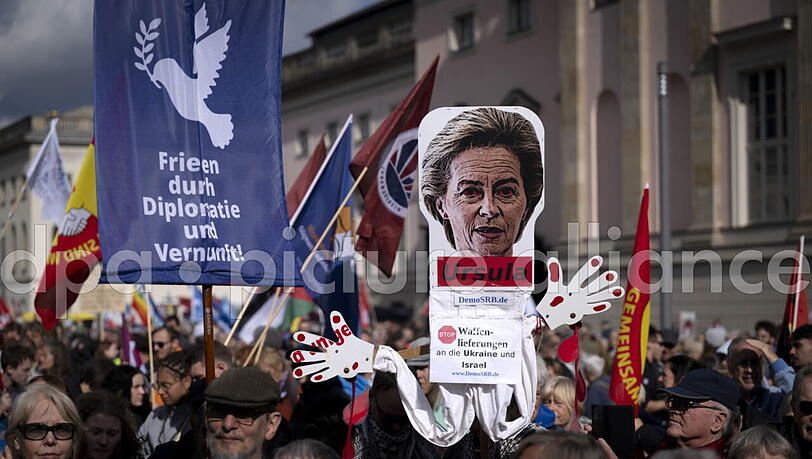 Eine Demonstration unter dem Motto „Nie wieder kriegstüchtig“. Eine Demonstration unter dem Motto „Nie wieder kriegstüchtig“.